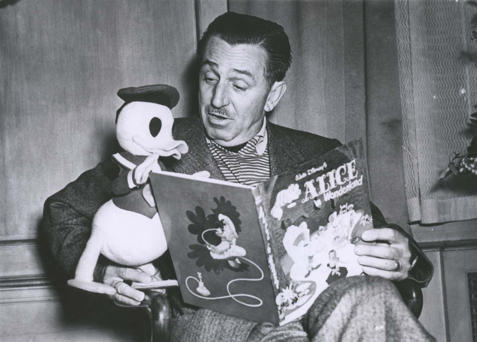 Phân tích vân tay Walt Disney — Người sáng lập Disneyland